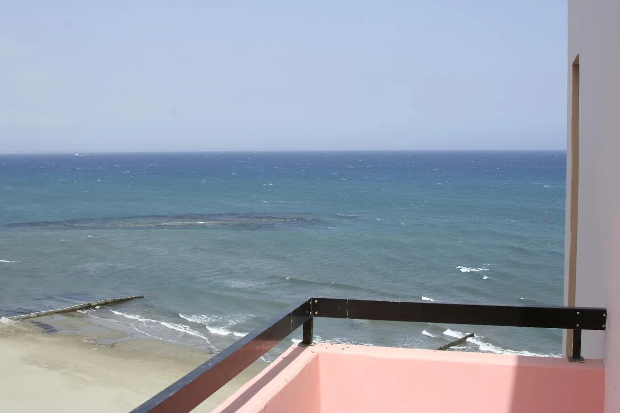 לרנקה Mackenzie Beach Hotel 2*,